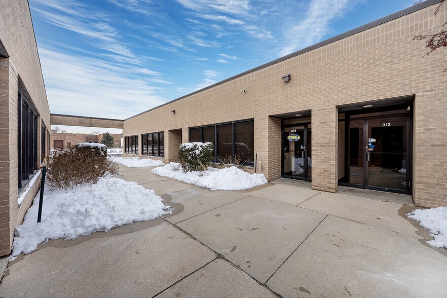 More Photos Of 304 Howard Ave, Des Plaines Light Distribution For Sale