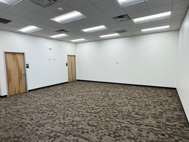 More Photos Of 7917 Fernham Ln, District Heights Warehouse For Lease