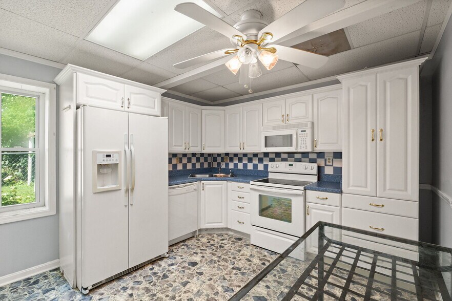 More Photos Of 756 Lakeshore Dr, Scottsburg Flex For Sale