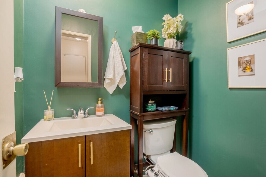 More Photos Of 11725 Gilmore St, North Hollywood Apartments For Sale