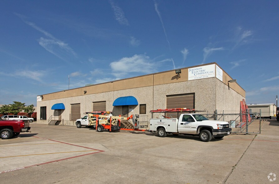 More Photos Of 4359-4375 Lindbergh Dr, Addison Light Distribution For Lease