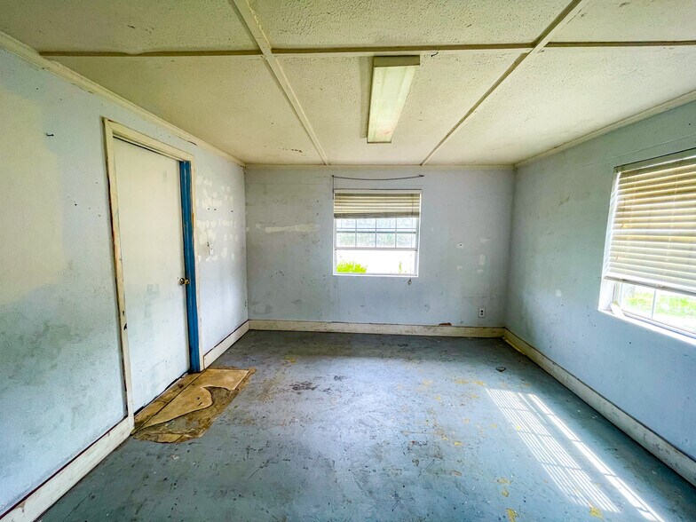 More Photos Of 2305 N Main St, Vidor Flex For Sale
