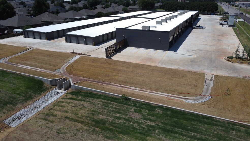 More Photos Of 550 NE 24th St, Newcastle General Retail For Lease