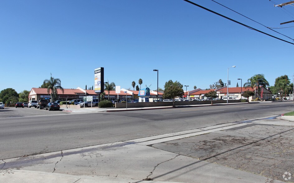 More Photos Of 12737 Glenoaks Blvd, Sylmar Storefront For Lease
