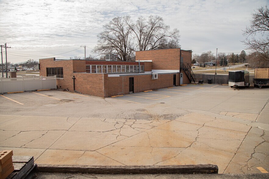 More Photos Of 101 Ashworth Rd, West Des Moines Showroom For Sale