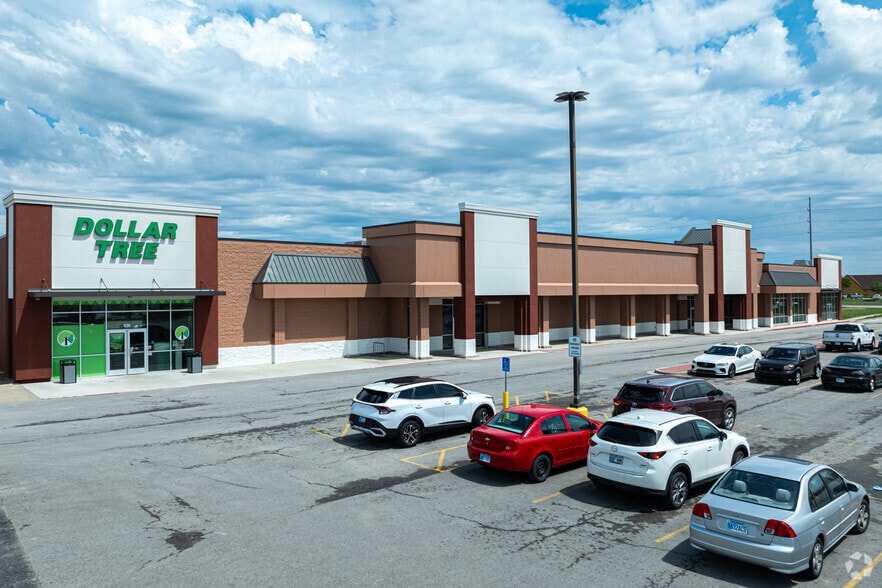 Primary Photo Of 830 E Main St, Gardner Supermarket For Lease