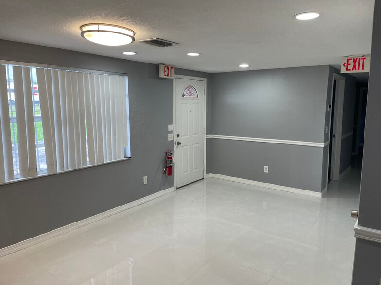 More Photos Of 11412 N Central Ave, Tampa Office For Lease
