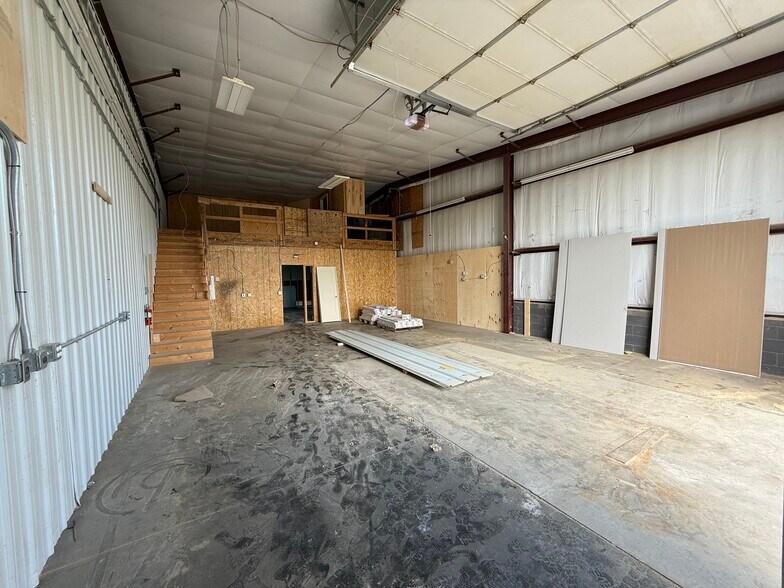 More Photos Of 201 Packer Dr, Roberts Light Manufacturing For Lease