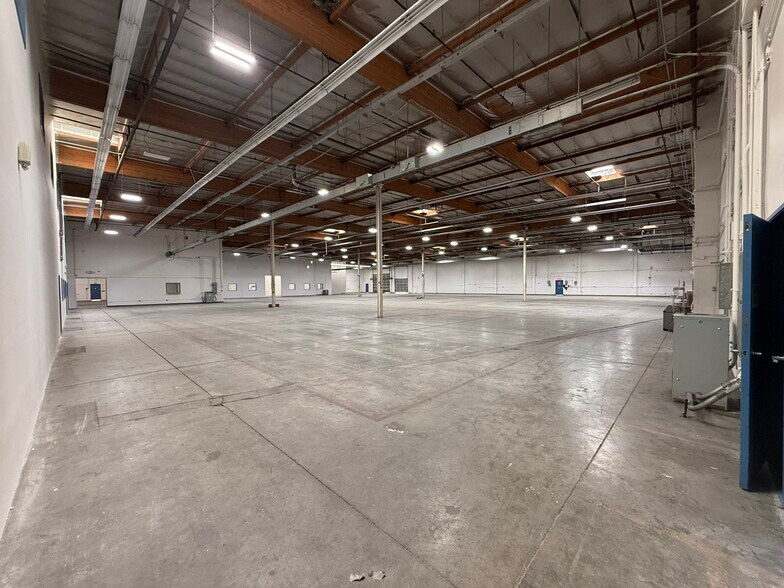 More Photos Of 8966 Mason Ave, Chatsworth Manufacturing For Lease