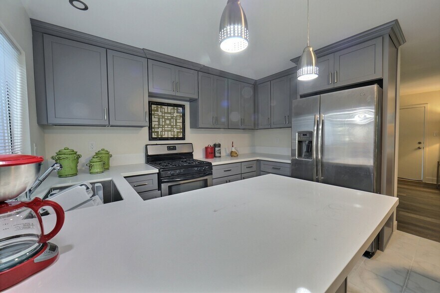 More Photos Of 534 Broadway St, Venice Apartments For Sale
