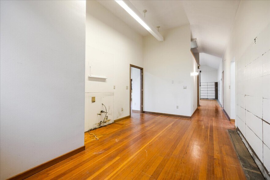 More Photos Of 5827 SE 91st Ave, Portland Medical For Sale