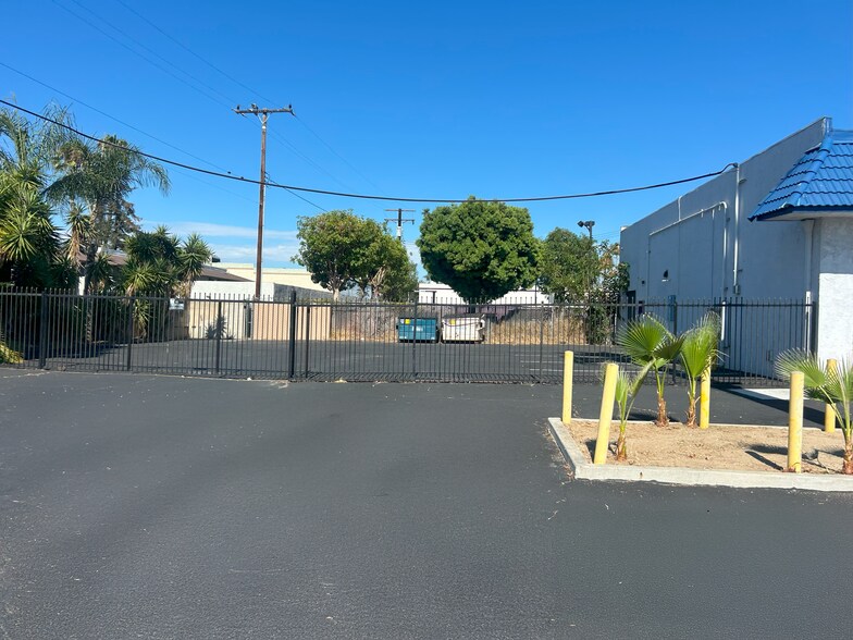 More Photos Of 1525 W Chapman Ave, Orange Showroom For Lease