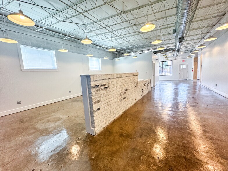 More Photos Of 920 Dauphin St, Mobile Office For Sale