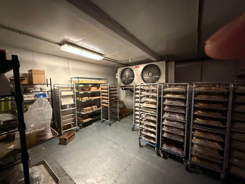 More Photos Of 9019 Governors Row, Dallas Food Processing For Lease