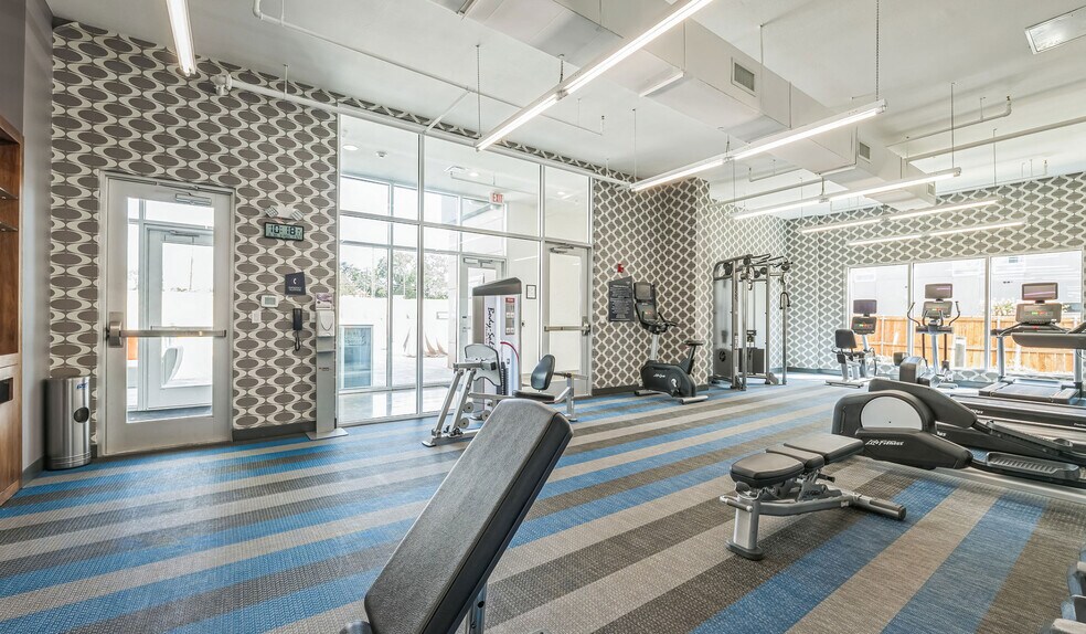More Photos Of 900 S 11th St, Waco Hotel For Sale