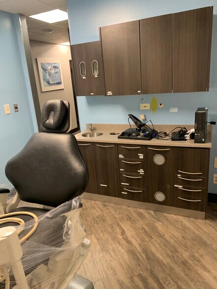 More Photos Of 519 N Cass Ave, Westmont Medical For Lease