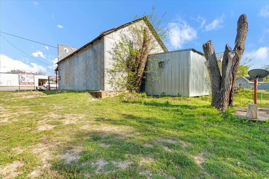 More Photos Of 103 College St, Anna Showroom For Sale