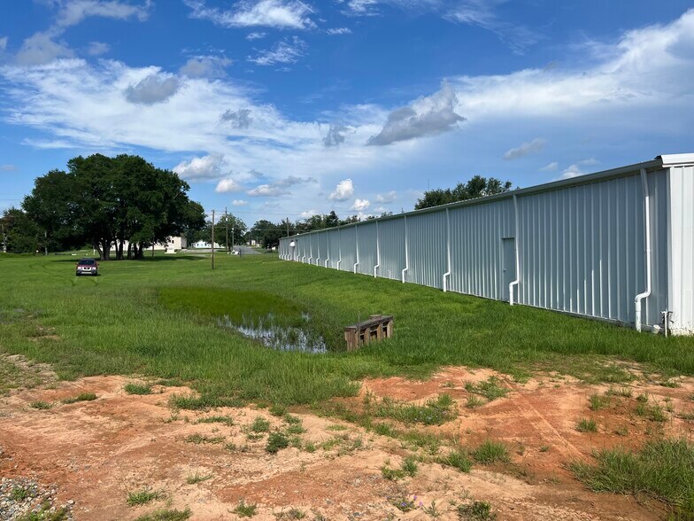More Photos Of 404 S Shelfer St, Quincy Warehouse For Lease