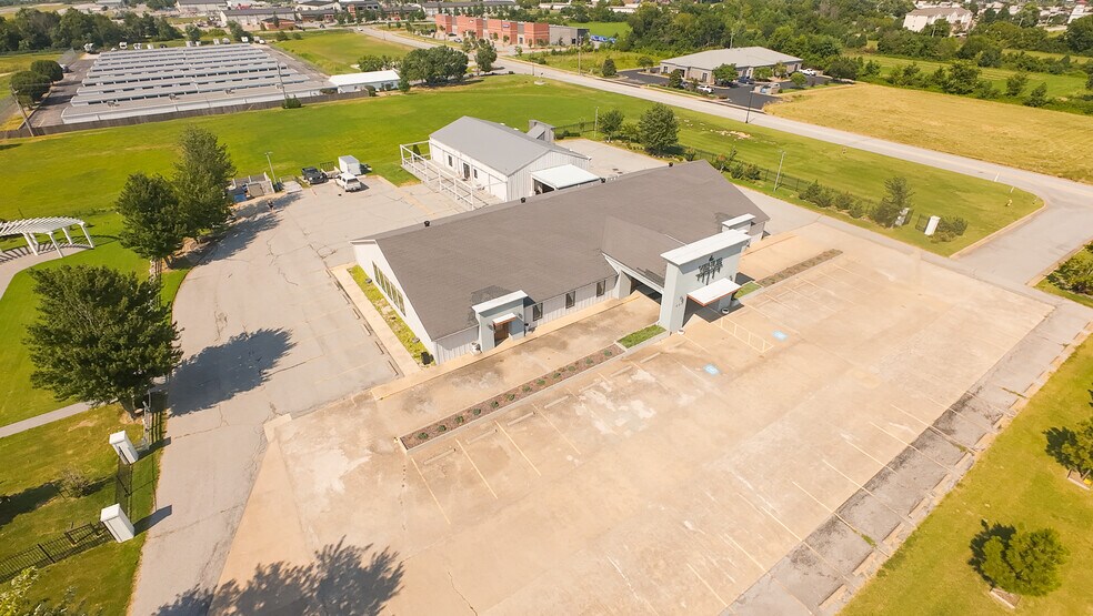 More Photos Of 404 SW Regional Airport Blvd, Bentonville General Retail For Lease