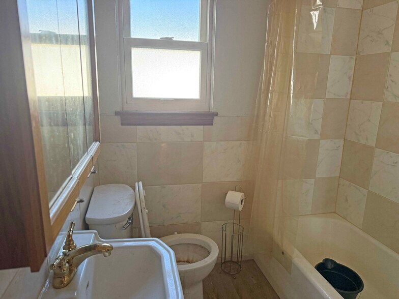 More Photos Of 239 Grand Ave, Waterloo Specialty For Sale