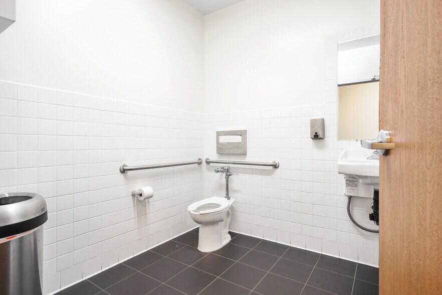 More Photos Of 28294-28310 Constellation Rd, Valencia Light Distribution For Sale