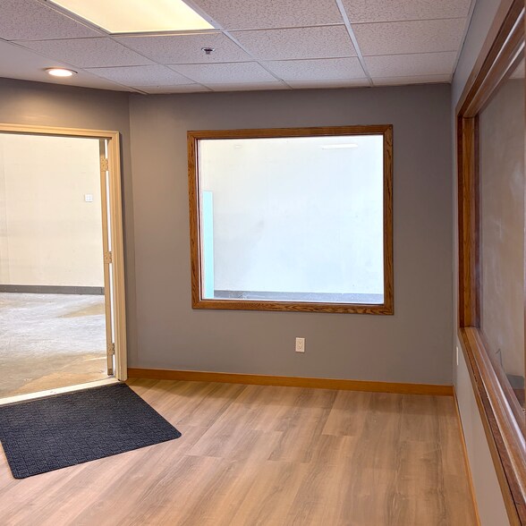 More Photos Of 7479-7491 Cahill Rd, Edina Showroom For Sale