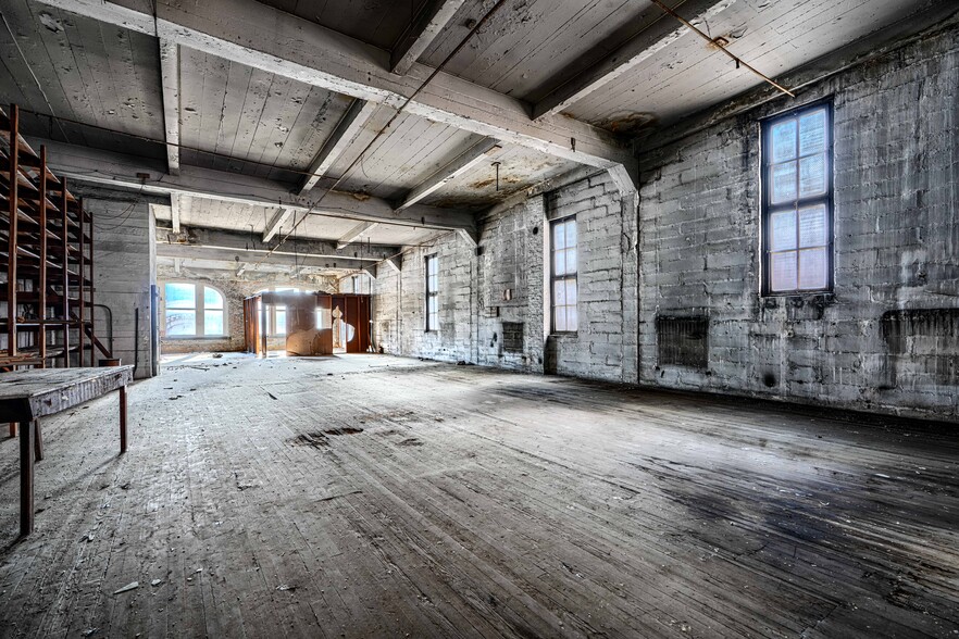 More Photos Of 414-416 E Baltimore St, Baltimore Bar For Sale