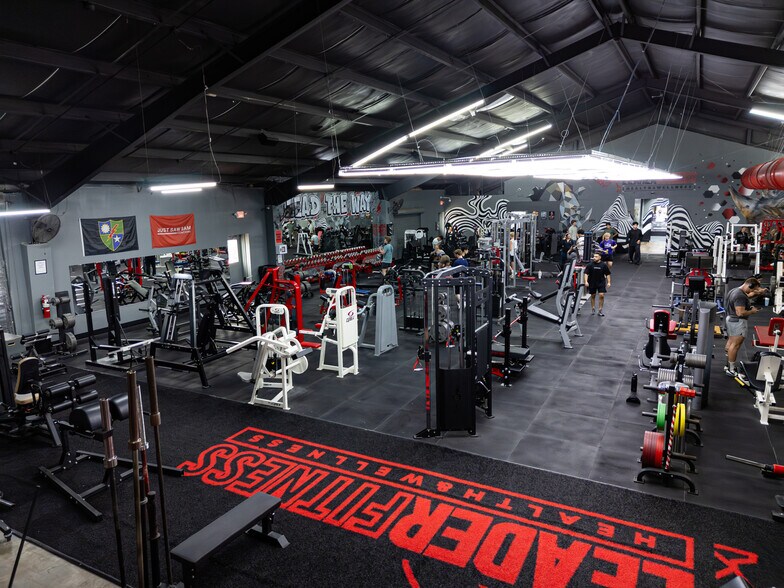 More Photos Of 321 S Persimmon St, Tomball Manufacturing For Lease