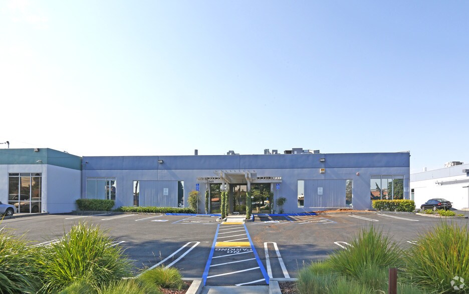 More Photos Of 2569 Wyandotte St, Mountain View Flex For Sale