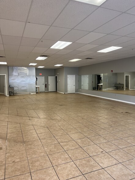 More Photos Of 6239-6293 Lake Osprey Dr, Sarasota Unknown For Lease