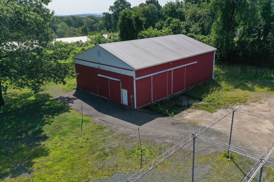 More Photos Of 147 Meriden Rd, Middlefield Garden Center For Lease