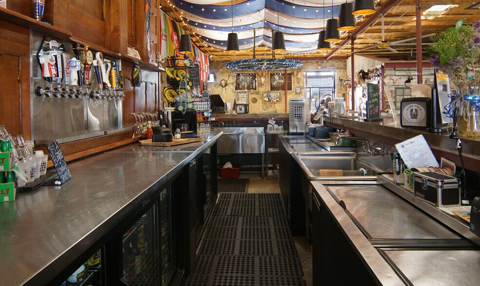 More Photos Of 124 N Austin St, Comanche Bar For Sale