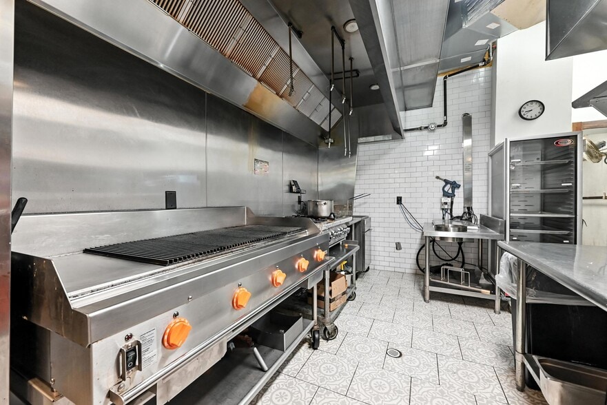 More Photos Of 801 W Washington St, Petersburg Storefront Retail Residential For Sale