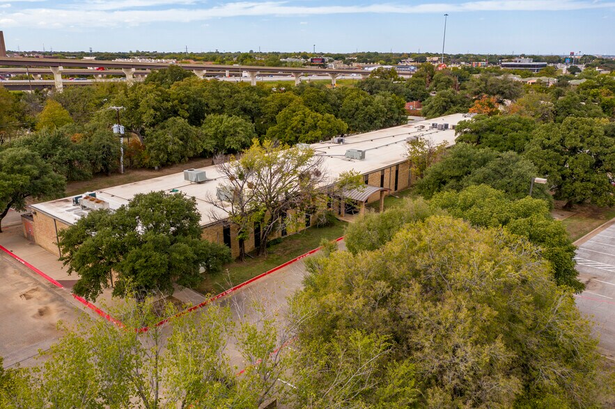 More Photos Of 2630 E Lamar Blvd, Arlington Office For Lease