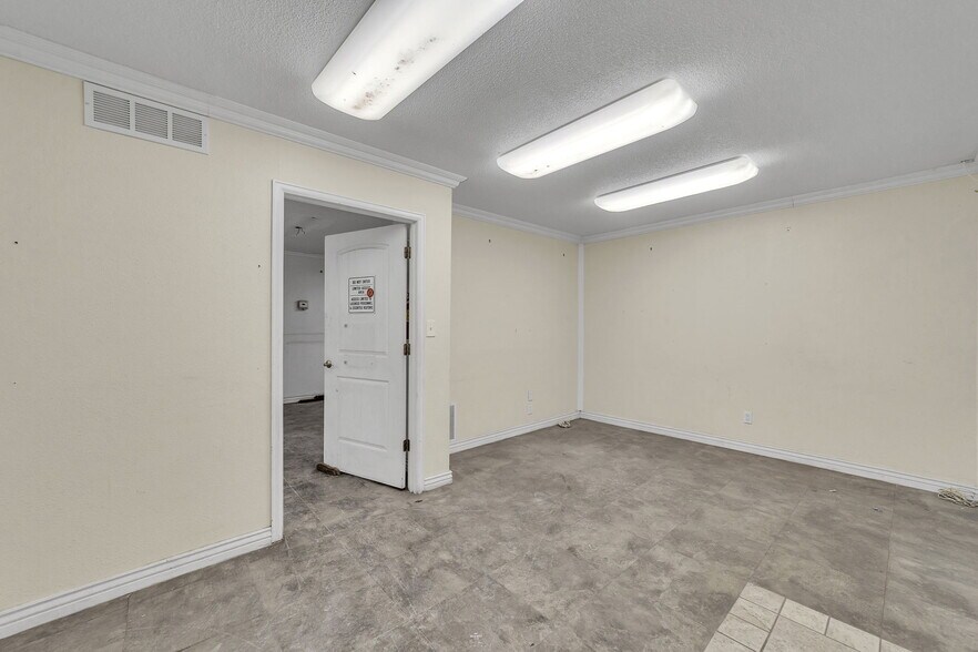 More Photos Of 2685 Durango Dr, Colorado Springs Warehouse For Lease