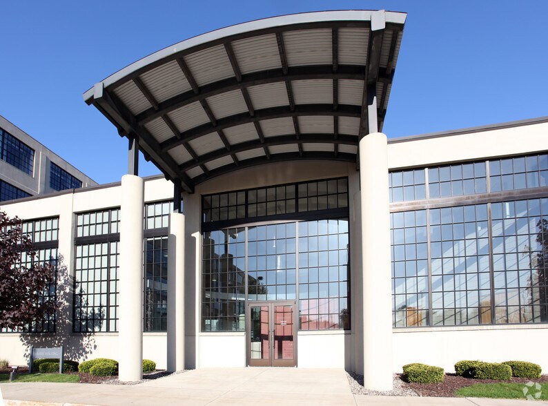 More Photos Of 801 Broadway Ave NW, Grand Rapids Office For Lease