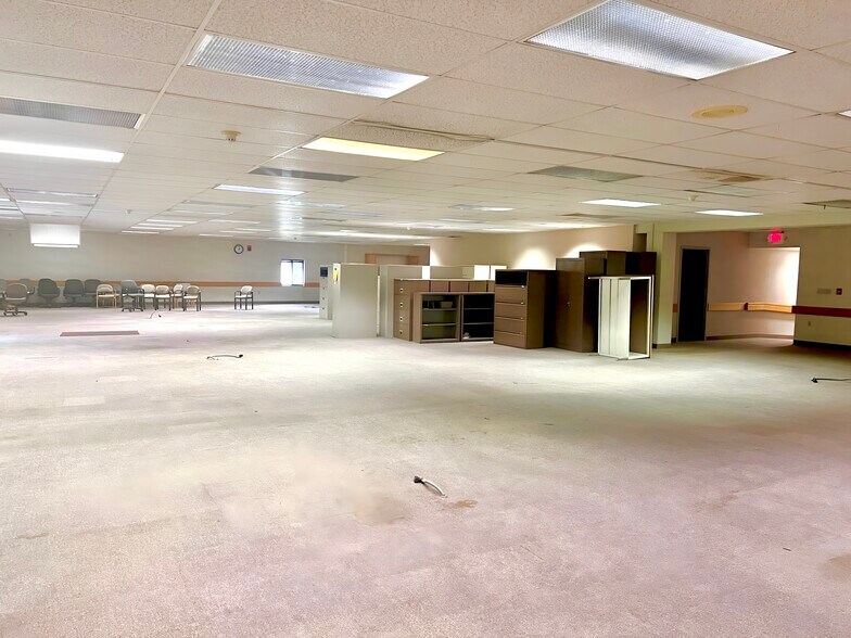 More Photos Of 2378 Wilshire Blvd, Mound Warehouse For Lease