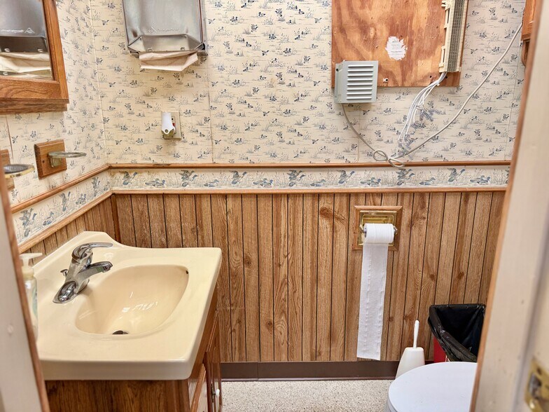 More Photos Of 1107 Lincoln Way E, Massillon Veterinarian Kennel For Sale