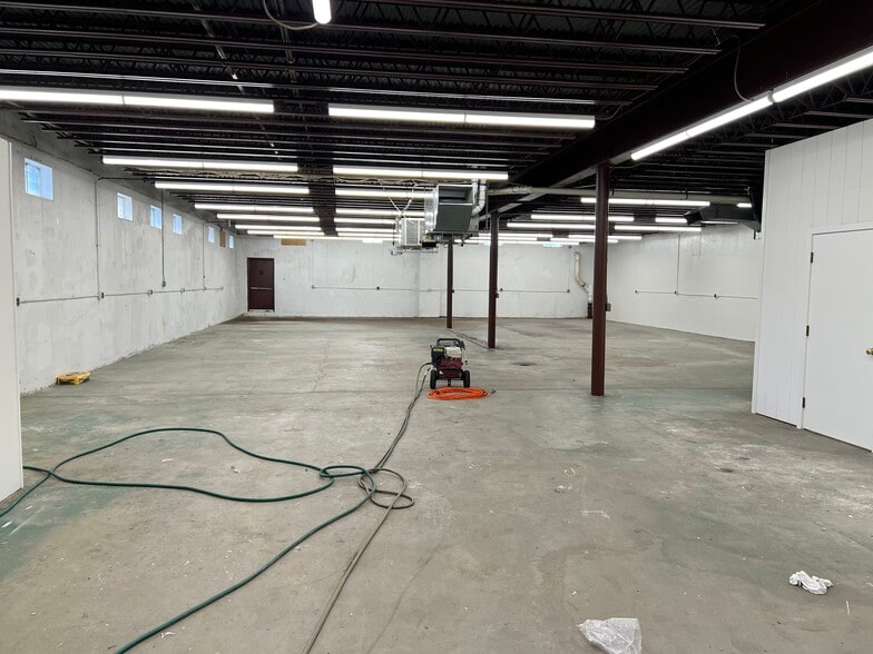 More Photos Of 194-196 Newton St, Waltham Warehouse For Lease