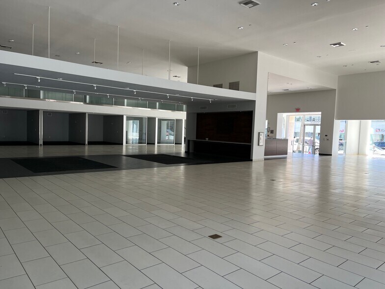 More Photos Of 8813-8825 Wilshire Blvd, Beverly Hills Auto Dealership For Lease