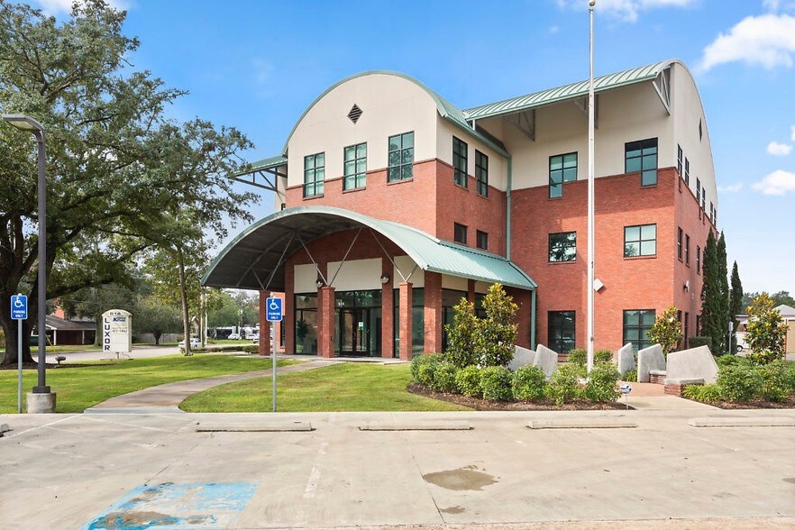 More Photos Of 814 W McNeese St, Lake Charles Office For Lease