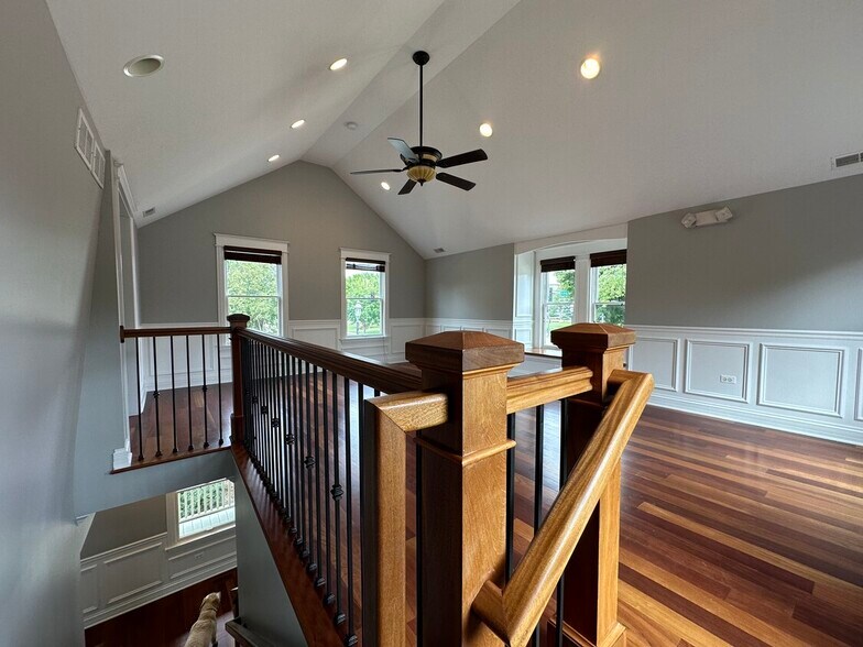 More Photos Of 501 W Main St, West Dundee Storefront Retail Office For Lease