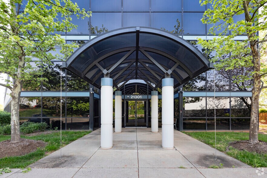 More Photos Of 21301 Beaumeade Cir, Ashburn Flex For Lease