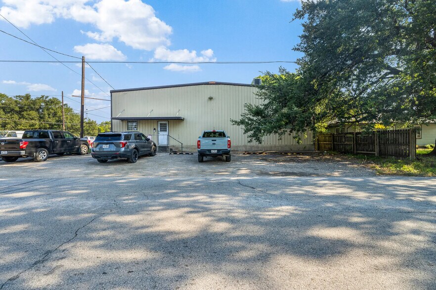 More Photos Of 1809 Groesbeck St, Bryan Industrial For Sale