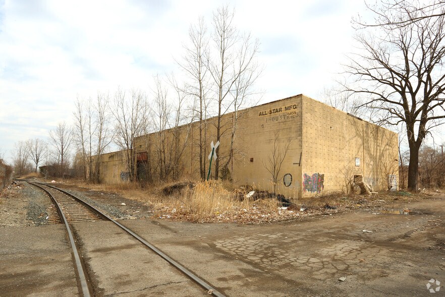 More Photos Of 6455 Le Grand St, Detroit Warehouse For Sale