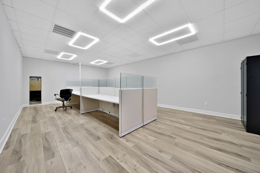 More Photos Of 6430 Hillcroft Ave, Houston Office For Sale