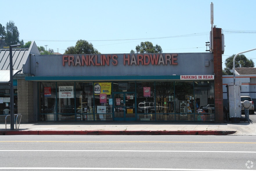 More Photos Of 21930-21932 Ventura Blvd, Woodland Hills Storefront For Lease