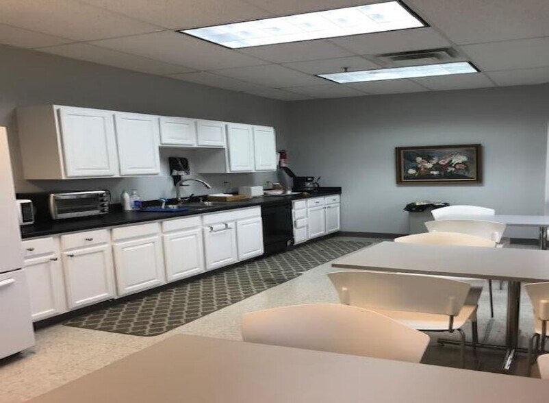 More Photos Of 8701 Castle Park Dr, Indianapolis Light Distribution For Sale