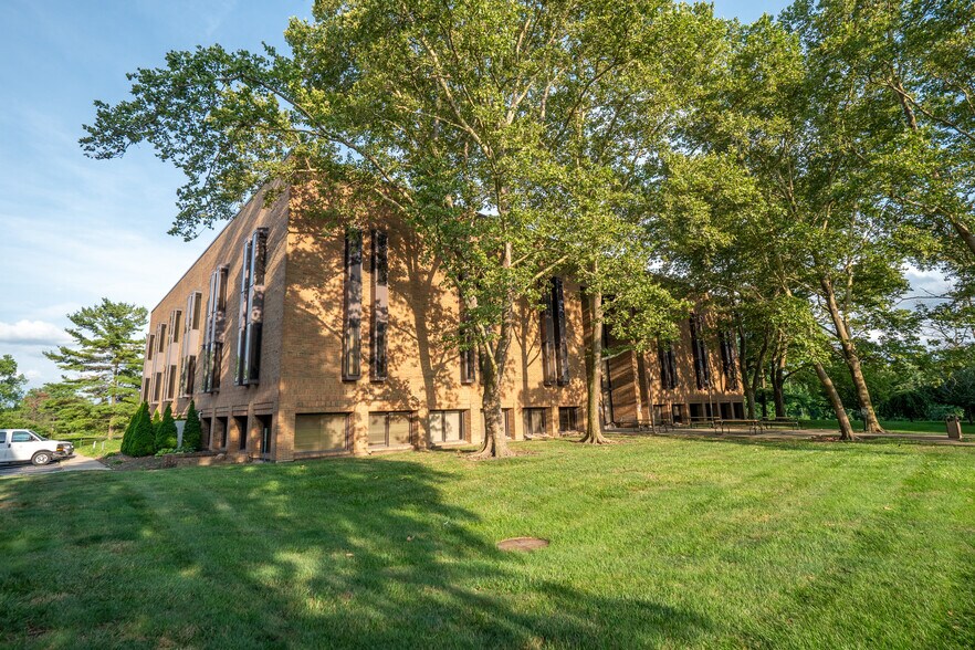 More Photos Of 921 Chatham Ln, Columbus Office For Lease