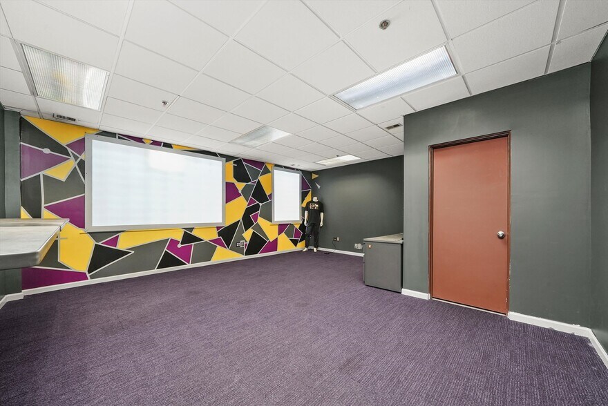 More Photos Of 4025-4039 S Western Blvd, Chicago Warehouse For Sale